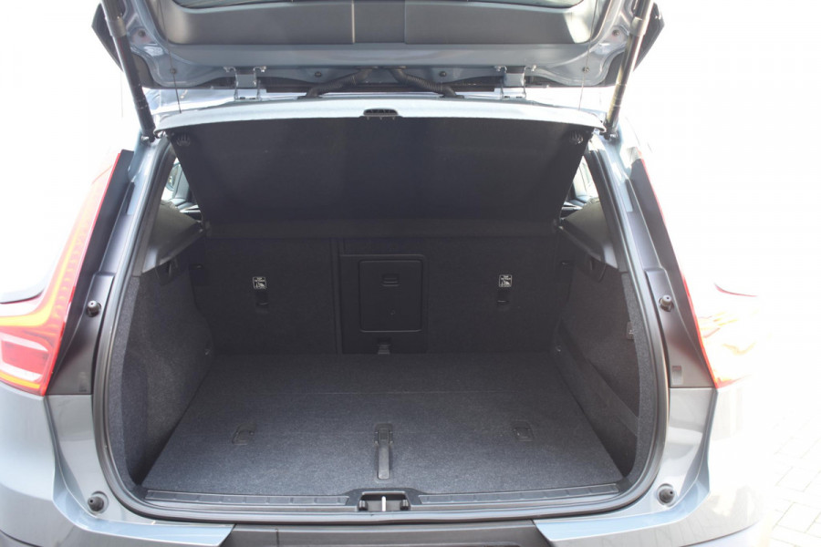 Volvo XC40 T4 190PK R-Design / Navigatie / Camera / Elektrische Stoelen / Adaptieve Cruisecontrol / Elektrische Achterklep / LM Velgen / Trekhaak /