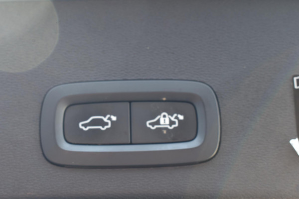 Volvo XC40 T4 190PK R-Design / Navigatie / Camera / Elektrische Stoelen / Adaptieve Cruisecontrol / Elektrische Achterklep / LM Velgen / Trekhaak /