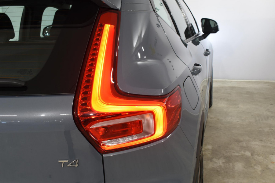 Volvo XC40 T4 190PK R-Design / Navigatie / Camera / Elektrische Stoelen / Adaptieve Cruisecontrol / Elektrische Achterklep / LM Velgen / Trekhaak /