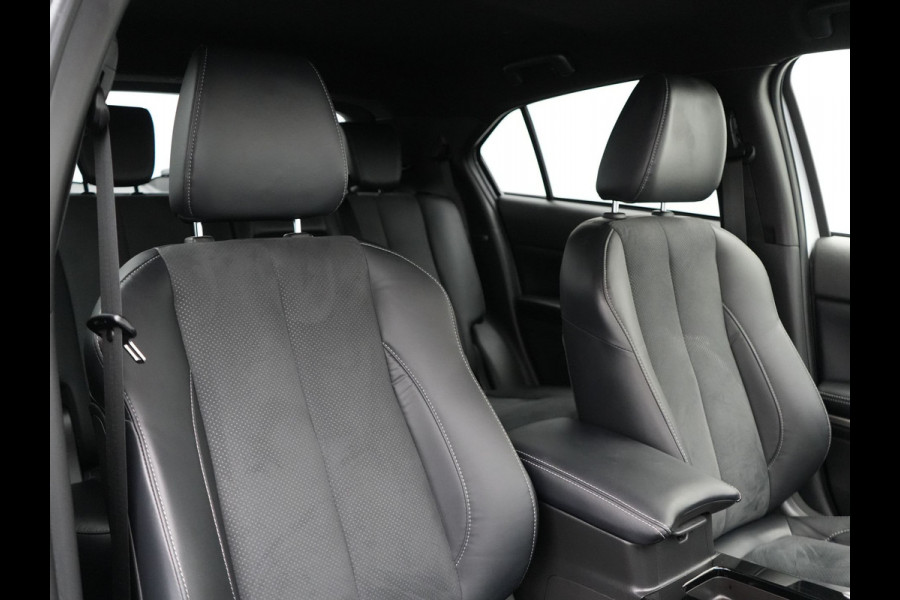 Mitsubishi Eclipse Cross 2.4 Business Intense+ Plug In Hybrid Dealer O.H. PHEV | Alcantara Sportstoelen Verwarmd | Adaptive Cruise | Navigatie | 360 Camera | Apple Carplay | Stoel & Stuurverwarming | DAB |