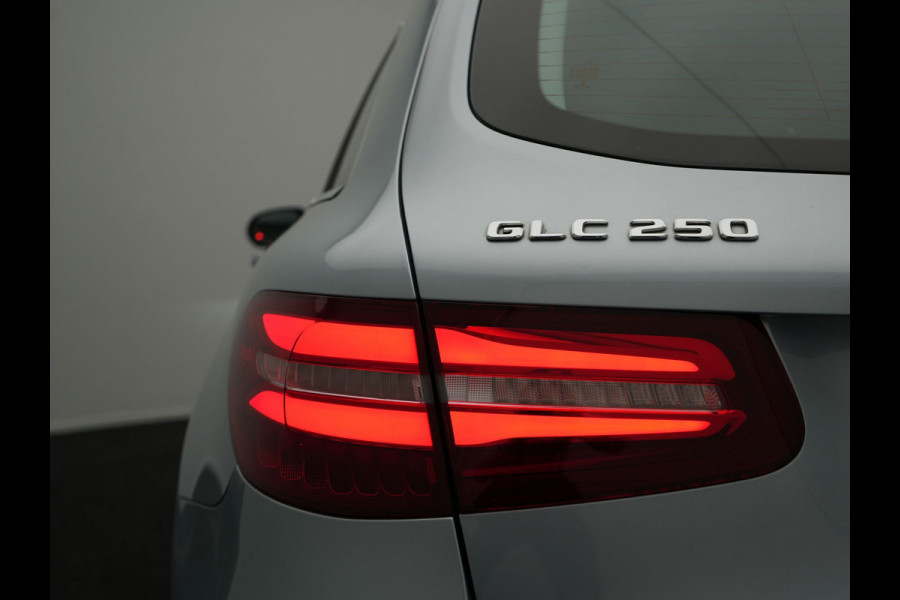 Mercedes-Benz GLC 250 4MATIC Prestige AMG | Luchtvering | Adaptive Cruise | Navigatie | 360 Camera | Half Lederen Sportstoelen Verwarmd |  19'' Licht Metaal |