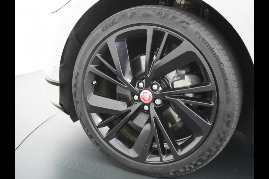 Jaguar I-PACE EV400 PK First HSE Pano-Dak Matrix LED Luchtvering €108K-nieuw! Lmv 22" Alcantara Stuur Leder-KuipStoelen+Ventilatie+Geheugen Ap Meridian™ Surround 825Watt Dual-Ecc achter ! Driver-Assistance-Pack AEB DodehoekDetector ASR Hill-Hold Roll-Stability Control Verkeersborddetectie vermoeidheidsherkenning Uitparke Orig. NLse auto 4,8sec 0-100 Snelladen tot 104kw DC 696Nm koppel ! 90kwh accu !