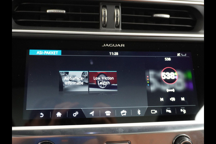 Jaguar I-PACE EV400 PK First HSE Pano-Dak Matrix LED Luchtvering €108K-nieuw! Lmv 22" Alcantara Stuur Leder-KuipStoelen+Ventilatie+Geheugen Ap Meridian™ Surround 825Watt Dual-Ecc achter ! Driver-Assistance-Pack AEB DodehoekDetector ASR Hill-Hold Roll-Stability Control Verkeersborddetectie vermoeidheidsherkenning Uitparke Orig. NLse auto 4,8sec 0-100 Snelladen tot 104kw DC 696Nm koppel ! 90kwh accu !