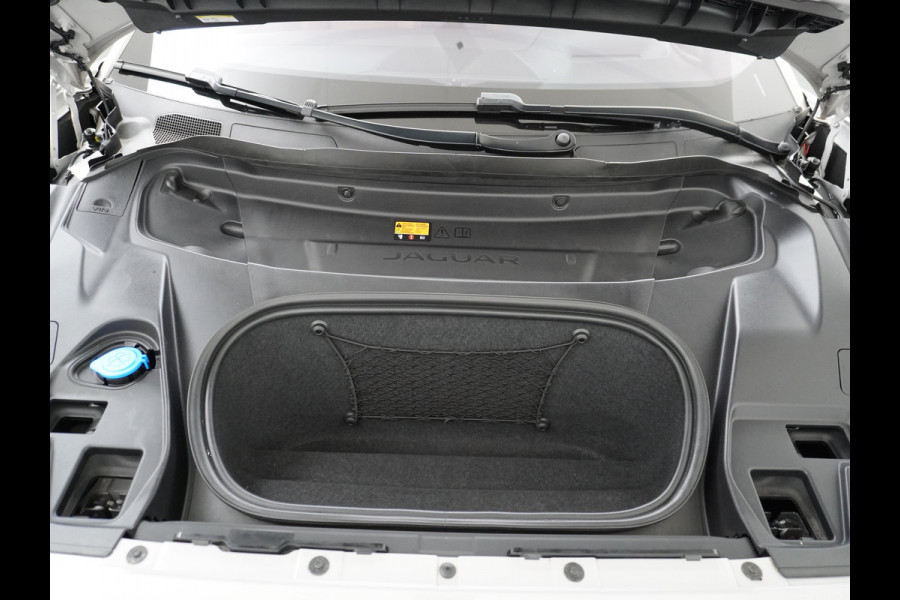 Jaguar I-PACE EV400 PK First HSE Pano-Dak Matrix LED Luchtvering €108K-nieuw! Lmv 22" Alcantara Stuur Leder-KuipStoelen+Ventilatie+Geheugen Ap Meridian™ Surround 825Watt Dual-Ecc achter ! Driver-Assistance-Pack AEB DodehoekDetector ASR Hill-Hold Roll-Stability Control Verkeersborddetectie vermoeidheidsherkenning Uitparke Orig. NLse auto 4,8sec 0-100 Snelladen tot 104kw DC 696Nm koppel ! 90kwh accu !