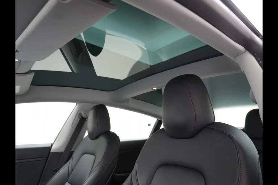 Tesla Model 3 RWD SR+ 60kWh 325PK FSD 3-Computer Lmv 18" AutoPilot Leder PanoDak Adaptive-Cruise Lmv Camera's Elektr.-Stuur+Stoelen+Spiegels+G Navi LED Comfortstoelen ACC DAB Keyless en Voorverwarmen interieur via App One-Pedal-Drive Origineel Nederlandse auto tot 11kw laden thuis! Garantie Accu tot 18-03-2028 max 160.000km 1.584kg licht!