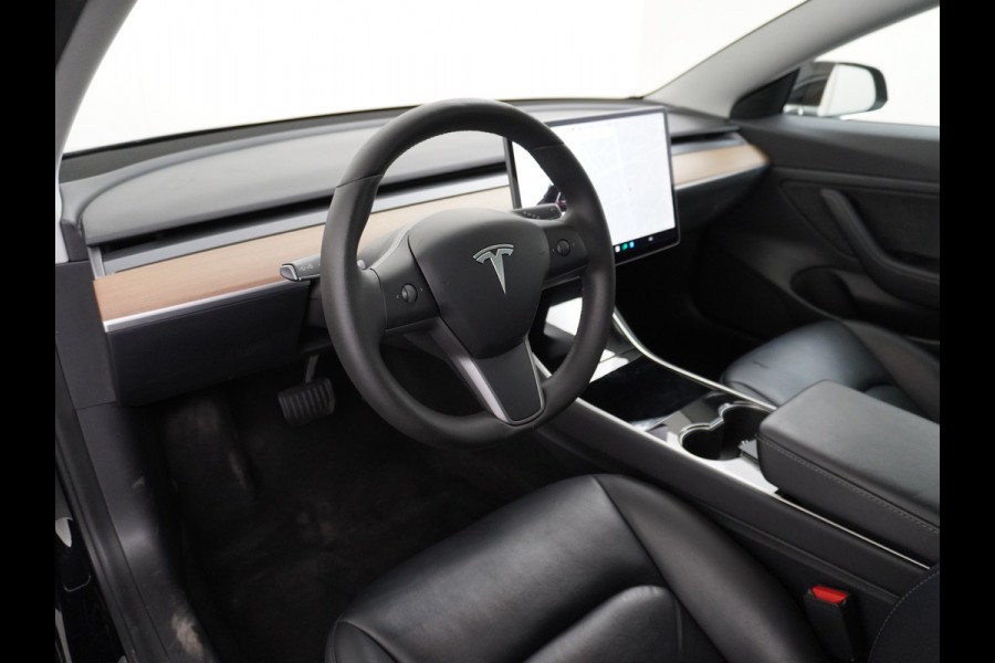 Tesla Model 3 RWD SR+ 60kWh 325PK FSD 3-Computer Lmv 18" AutoPilot Leder PanoDak Adaptive-Cruise Lmv Camera's Elektr.-Stuur+Stoelen+Spiegels+G Navi LED Comfortstoelen ACC DAB Keyless en Voorverwarmen interieur via App One-Pedal-Drive Origineel Nederlandse auto tot 11kw laden thuis! Garantie Accu tot 18-03-2028 max 160.000km 1.584kg licht!