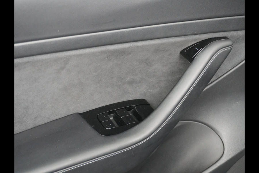 Tesla Model 3 RWD SR+ 60kWh 325PK FSD 3-Computer Lmv 18" AutoPilot Leder PanoDak Adaptive-Cruise Lmv Camera's Elektr.-Stuur+Stoelen+Spiegels+G Navi LED Comfortstoelen ACC DAB Keyless en Voorverwarmen interieur via App One-Pedal-Drive Origineel Nederlandse auto tot 11kw laden thuis! Garantie Accu tot 18-03-2028 max 160.000km 1.584kg licht!