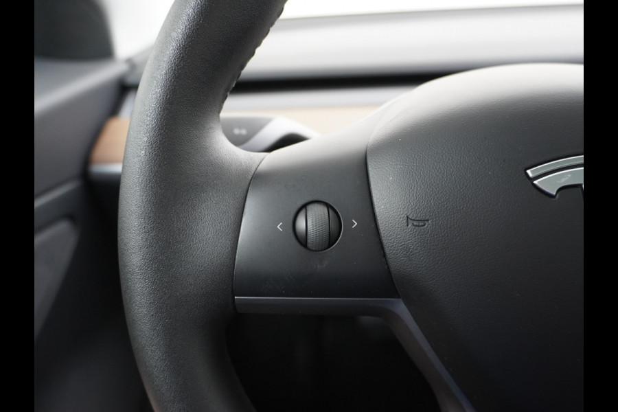 Tesla Model 3 RWD SR+ 60kWh 325PK FSD 3-Computer Lmv 18" AutoPilot Leder PanoDak Adaptive-Cruise Lmv Camera's Elektr.-Stuur+Stoelen+Spiegels+G Navi LED Comfortstoelen ACC DAB Keyless en Voorverwarmen interieur via App One-Pedal-Drive Origineel Nederlandse auto tot 11kw laden thuis! Garantie Accu tot 18-03-2028 max 160.000km 1.584kg licht!