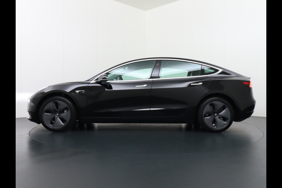 Tesla Model 3 RWD SR+ 60kWh 325PK FSD 3-Computer Lmv 18" AutoPilot Leder PanoDak Adaptive-Cruise Lmv Camera's Elektr.-Stuur+Stoelen+Spiegels+G Navi LED Comfortstoelen ACC DAB Keyless en Voorverwarmen interieur via App One-Pedal-Drive Origineel Nederlandse auto tot 11kw laden thuis! Garantie Accu tot 18-03-2028 max 160.000km 1.584kg licht!