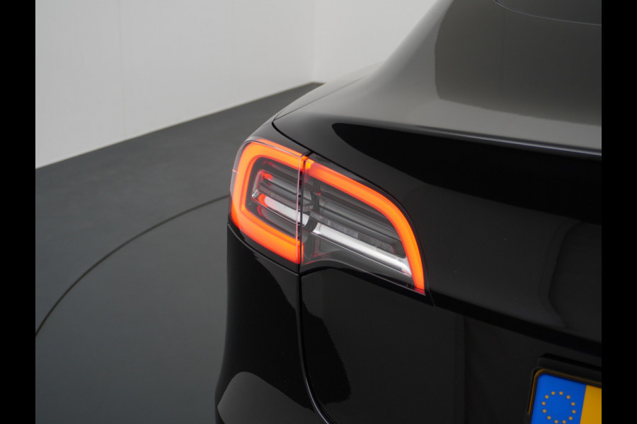 Tesla Model 3 RWD SR+ 60kWh 325PK FSD 3-Computer Lmv 18" AutoPilot Leder PanoDak Adaptive-Cruise Lmv Camera's Elektr.-Stuur+Stoelen+Spiegels+G Navi LED Comfortstoelen ACC DAB Keyless en Voorverwarmen interieur via App One-Pedal-Drive Origineel Nederlandse auto tot 11kw laden thuis! Garantie Accu tot 18-03-2028 max 160.000km 1.584kg licht!