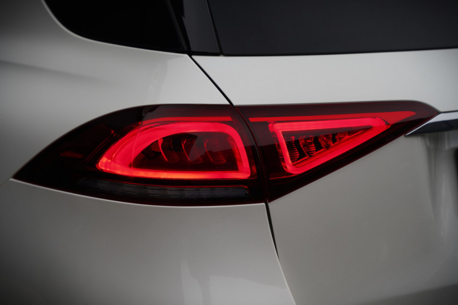 Mercedes-Benz GLE 350 D 4MATIC | Grijs Kenteken | AMG | Burmester | Adaptive Cruise Control | Stoelverwarming | Panoramadak | Luchtvering | Trekhaak | 360° Camera | BTW | Apple Carplay | Ambiance Verlichting | Leder | Nigh