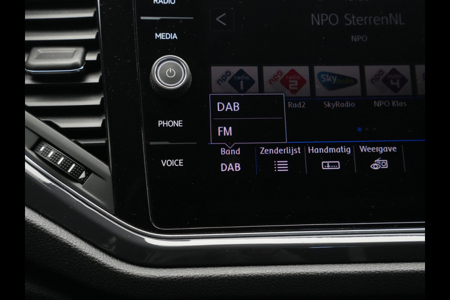 Volkswagen T-Roc 1.5 TSI 150pk DSG Sport Navigatie Trekhaak Stoelverwarming Pdc 129