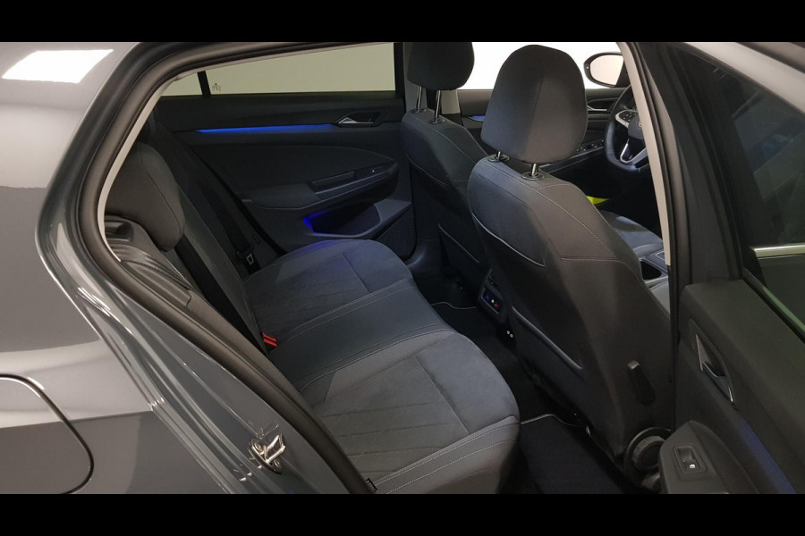 Volkswagen Golf 1.5 eTSI 150pk DSG Style | Navigatie | Climate Control | Camera | Parkeer sensoren | 18" LMV| Led | Keyless entry | Stoelverwarming