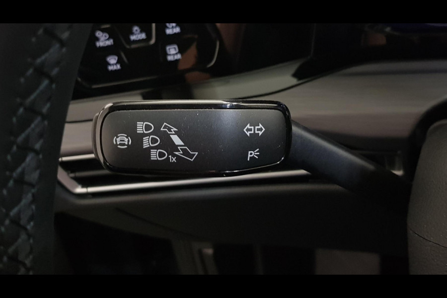 Volkswagen Golf 1.5 eTSI 150pk DSG Style | Navigatie | Climate Control | Camera | Parkeer sensoren | 18" LMV| Led | Keyless entry | Stoelverwarming