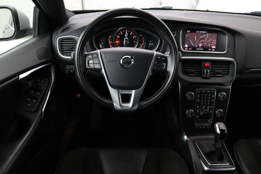 Volvo V40 2.0 T4 Sport | Stoelverwarming | Full LED | Navigatie | Leder/Alcantara | Climate control | Parkeerhulp | Cruise control | R Design