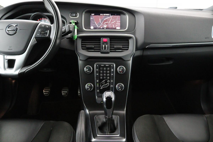 Volvo V40 2.0 T4 Sport | Stoelverwarming | Full LED | Navigatie | Leder/Alcantara | Climate control | Parkeerhulp | Cruise control | R Design