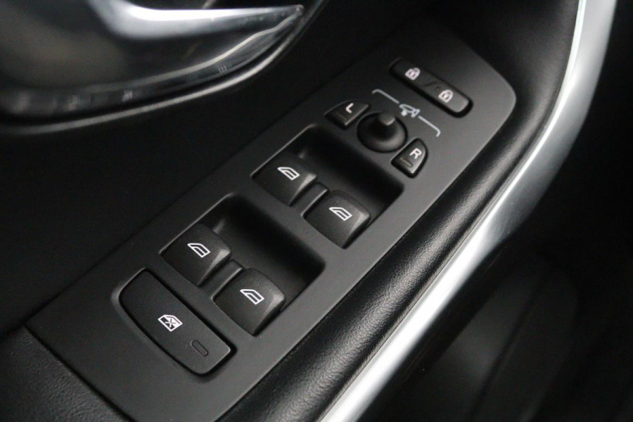 Volvo V40 2.0 T4 Sport | Stoelverwarming | Full LED | Navigatie | Leder/Alcantara | Climate control | Parkeerhulp | Cruise control | R Design
