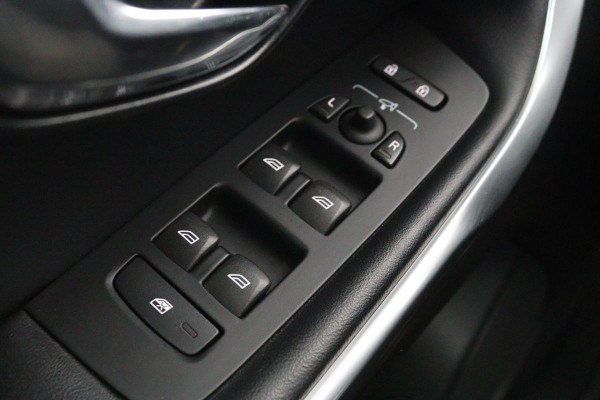 Volvo V40 2.0 T4 Sport | Stoelverwarming | Full LED | Navigatie | Leder/Alcantara | Climate control | Parkeerhulp | Cruise control | R Design