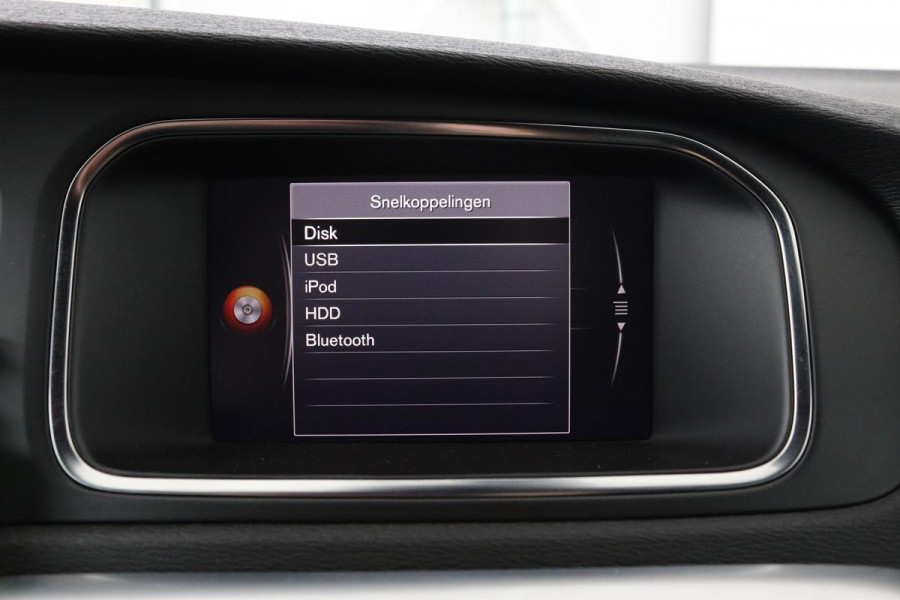 Volvo V40 2.0 T4 Sport | Stoelverwarming | Full LED | Navigatie | Leder/Alcantara | Climate control | Parkeerhulp | Cruise control | R Design