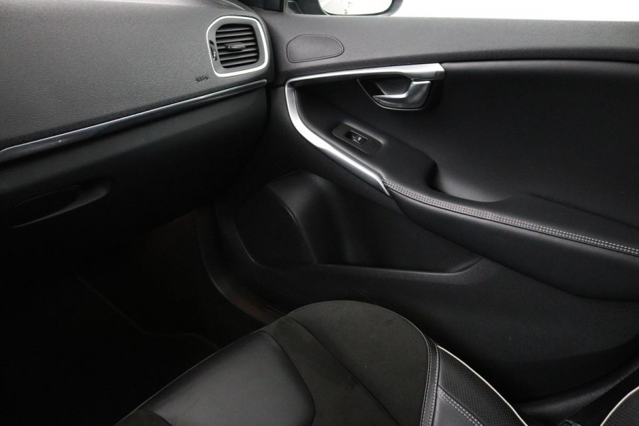 Volvo V40 2.0 T4 Sport | Stoelverwarming | Full LED | Navigatie | Leder/Alcantara | Climate control | Parkeerhulp | Cruise control | R Design