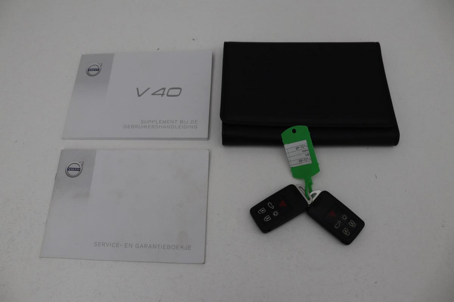 Volvo V40 2.0 T4 Sport | Stoelverwarming | Full LED | Navigatie | Leder/Alcantara | Climate control | Parkeerhulp | Cruise control | R Design