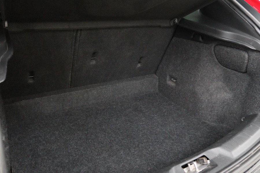 Volvo V40 2.0 T4 Sport | Stoelverwarming | Full LED | Navigatie | Leder/Alcantara | Climate control | Parkeerhulp | Cruise control | R Design
