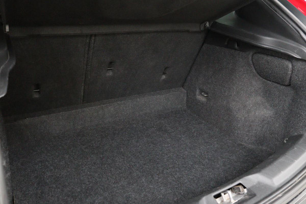 Volvo V40 2.0 T4 Sport | Stoelverwarming | Full LED | Navigatie | Leder/Alcantara | Climate control | Parkeerhulp | Cruise control | R Design