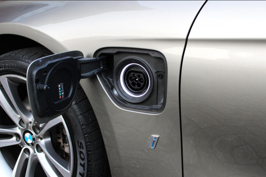 BMW 3-serie 330e Sport Line, Schuifdak (BTW-auto, 1e eigenaar)