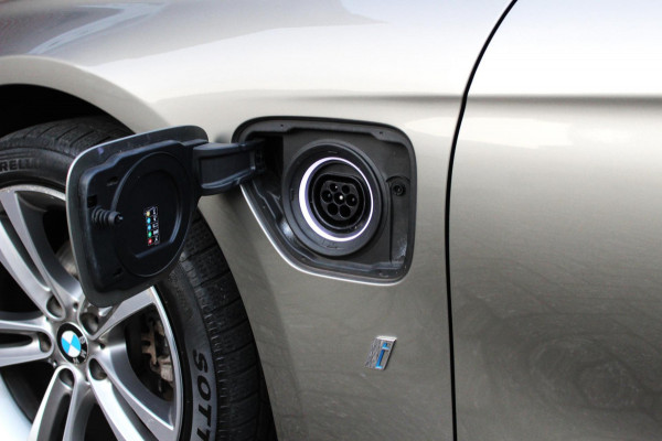 BMW 3-serie 330e Sport Line, Schuifdak (BTW-auto, 1e eigenaar)