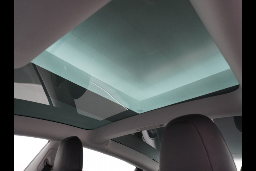 Tesla Model 3 RWD SR+ 60kWh 325PK Lmv 18" AutoPilot Leder PanoDak Adaptive-Cruise Lmv Camera's Elektr.-Stuur+Stoelen+Spiegels+Geheugen+Easy-En Navi LED Comfortstoelen ACC DAB Keyless en Voorverwarmen interieur via App One-Pedal-Drive Origineel Nederlandse auto tot 11kw laden thuis! Garantie Accu tot 26-09-2027 max 160.000km 1.584kg licht!