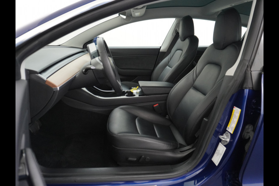 Tesla Model 3 RWD SR+ 60kWh 325PK Lmv 18" AutoPilot Leder PanoDak Adaptive-Cruise Lmv Camera's Elektr.-Stuur+Stoelen+Spiegels+Geheugen+Easy-En Navi LED Comfortstoelen ACC DAB Keyless en Voorverwarmen interieur via App One-Pedal-Drive Origineel Nederlandse auto tot 11kw laden thuis! Garantie Accu tot 26-09-2027 max 160.000km 1.584kg licht!