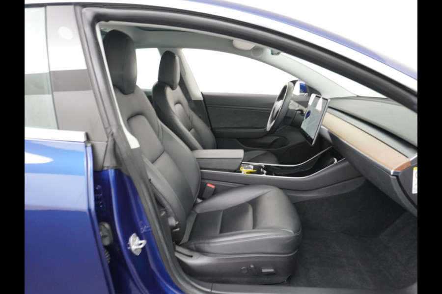 Tesla Model 3 RWD SR+ 60kWh 325PK Lmv 18" AutoPilot Leder PanoDak Adaptive-Cruise Lmv Camera's Elektr.-Stuur+Stoelen+Spiegels+Geheugen+Easy-En Navi LED Comfortstoelen ACC DAB Keyless en Voorverwarmen interieur via App One-Pedal-Drive Origineel Nederlandse auto tot 11kw laden thuis! Garantie Accu tot 26-09-2027 max 160.000km 1.584kg licht!