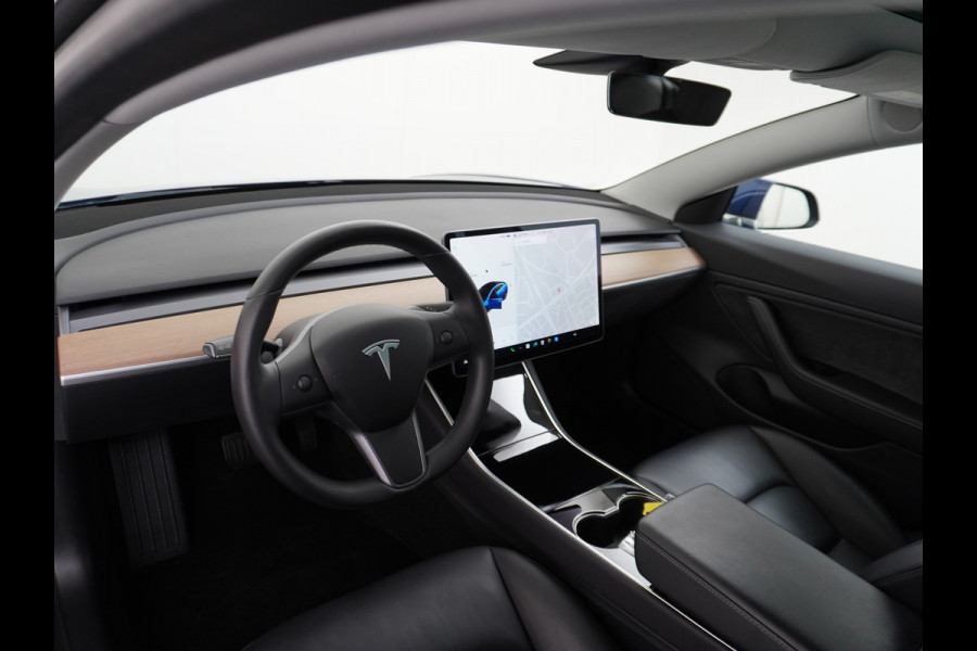 Tesla Model 3 RWD SR+ 60kWh 325PK Lmv 18" AutoPilot Leder PanoDak Adaptive-Cruise Lmv Camera's Elektr.-Stuur+Stoelen+Spiegels+Geheugen+Easy-En Navi LED Comfortstoelen ACC DAB Keyless en Voorverwarmen interieur via App One-Pedal-Drive Origineel Nederlandse auto tot 11kw laden thuis! Garantie Accu tot 26-09-2027 max 160.000km 1.584kg licht!