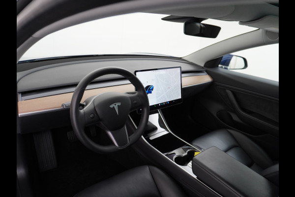 Tesla Model 3 RWD SR+ 60kWh 325PK Lmv 18" AutoPilot Leder PanoDak Adaptive-Cruise Lmv Camera's Elektr.-Stuur+Stoelen+Spiegels+Geheugen+Easy-En Navi LED Comfortstoelen ACC DAB Keyless en Voorverwarmen interieur via App One-Pedal-Drive Origineel Nederlandse auto tot 11kw laden thuis! Garantie Accu tot 26-09-2027 max 160.000km 1.584kg licht!