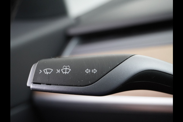Tesla Model 3 RWD SR+ 60kWh 325PK Lmv 18" AutoPilot Leder PanoDak Adaptive-Cruise Lmv Camera's Elektr.-Stuur+Stoelen+Spiegels+Geheugen+Easy-En Navi LED Comfortstoelen ACC DAB Keyless en Voorverwarmen interieur via App One-Pedal-Drive Origineel Nederlandse auto tot 11kw laden thuis! Garantie Accu tot 26-09-2027 max 160.000km 1.584kg licht!