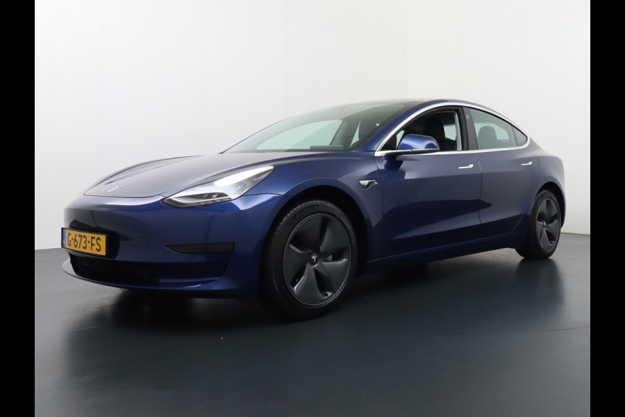 Tesla Model 3 RWD SR+ 60kWh 325PK Lmv 18" AutoPilot Leder PanoDak Adaptive-Cruise Lmv Camera's Elektr.-Stuur+Stoelen+Spiegels+Geheugen+Easy-En Navi LED Comfortstoelen ACC DAB Keyless en Voorverwarmen interieur via App One-Pedal-Drive Origineel Nederlandse auto tot 11kw laden thuis! Garantie Accu tot 26-09-2027 max 160.000km 1.584kg licht!