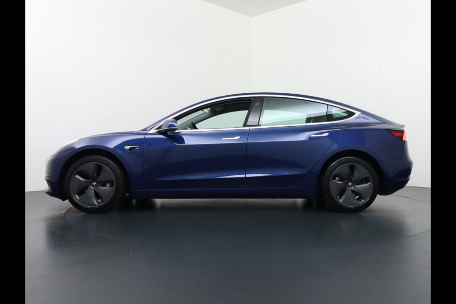 Tesla Model 3 RWD SR+ 60kWh 325PK Lmv 18" AutoPilot Leder PanoDak Adaptive-Cruise Lmv Camera's Elektr.-Stuur+Stoelen+Spiegels+Geheugen+Easy-En Navi LED Comfortstoelen ACC DAB Keyless en Voorverwarmen interieur via App One-Pedal-Drive Origineel Nederlandse auto tot 11kw laden thuis! Garantie Accu tot 26-09-2027 max 160.000km 1.584kg licht!
