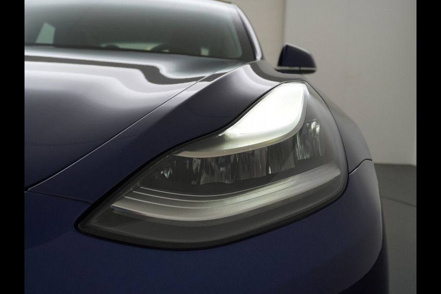 Tesla Model 3 RWD SR+ 60kWh 325PK Lmv 18" AutoPilot Leder PanoDak Adaptive-Cruise Lmv Camera's Elektr.-Stuur+Stoelen+Spiegels+Geheugen+Easy-En Navi LED Comfortstoelen ACC DAB Keyless en Voorverwarmen interieur via App One-Pedal-Drive Origineel Nederlandse auto tot 11kw laden thuis! Garantie Accu tot 26-09-2027 max 160.000km 1.584kg licht!