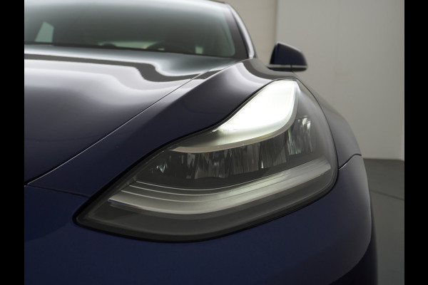 Tesla Model 3 RWD SR+ 60kWh 325PK Lmv 18" AutoPilot Leder PanoDak Adaptive-Cruise Lmv Camera's Elektr.-Stuur+Stoelen+Spiegels+Geheugen+Easy-En Navi LED Comfortstoelen ACC DAB Keyless en Voorverwarmen interieur via App One-Pedal-Drive Origineel Nederlandse auto tot 11kw laden thuis! Garantie Accu tot 26-09-2027 max 160.000km 1.584kg licht!