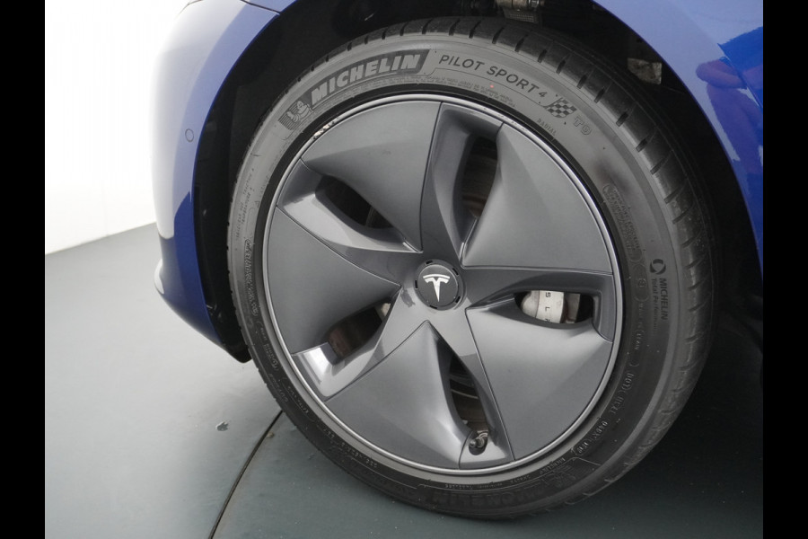 Tesla Model 3 RWD SR+ 60kWh 325PK Lmv 18" AutoPilot Leder PanoDak Adaptive-Cruise Lmv Camera's Elektr.-Stuur+Stoelen+Spiegels+Geheugen+Easy-En Navi LED Comfortstoelen ACC DAB Keyless en Voorverwarmen interieur via App One-Pedal-Drive Origineel Nederlandse auto tot 11kw laden thuis! Garantie Accu tot 26-09-2027 max 160.000km 1.584kg licht!