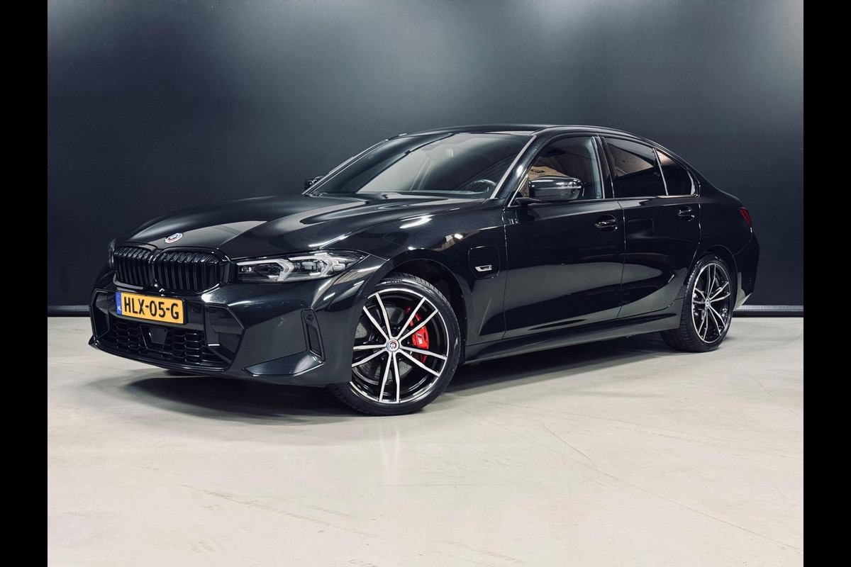 BMW 3-serie 330e X-Drive M-Sportpakket, Facelift!, Shadow Line, Gr Display, Cam, PDC, Ambiënte Light, Multistuur, Dealer Onderhoud BMW 3-serie 330e X-Drive M-Sportpakket, Facelift!, Shadow Line, Gr Display, Cam, PDC, Ambiënte Light, Multistuur, Dealer Onderhoud