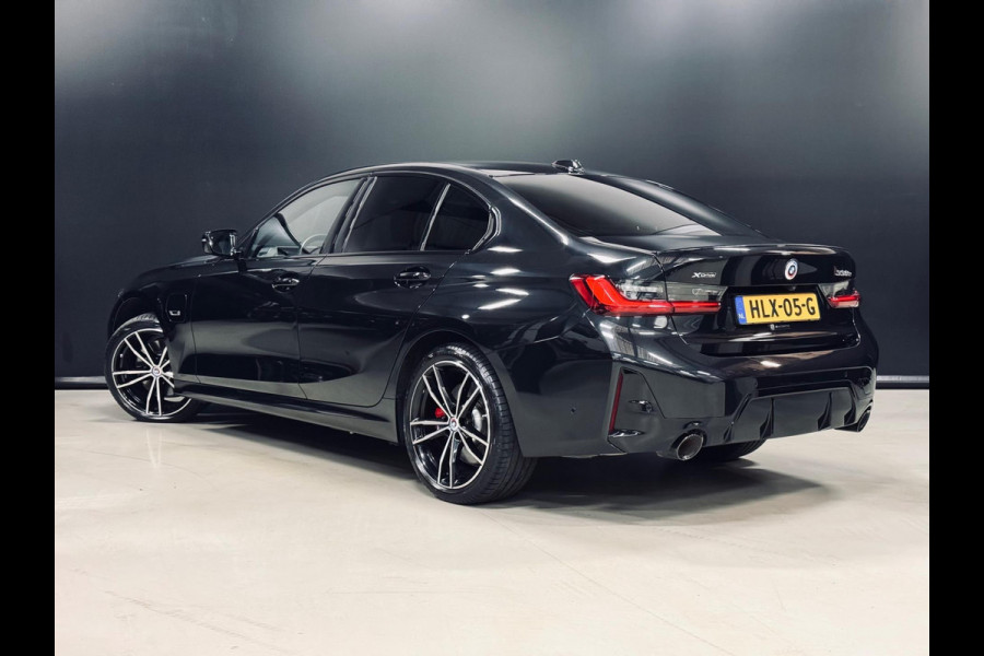 BMW 3-serie 330e X-Drive M-Sportpakket, Facelift!, Shadow Line, Gr Display, Cam, PDC, Ambiënte Light, Multistuur, Dealer Onderhoud