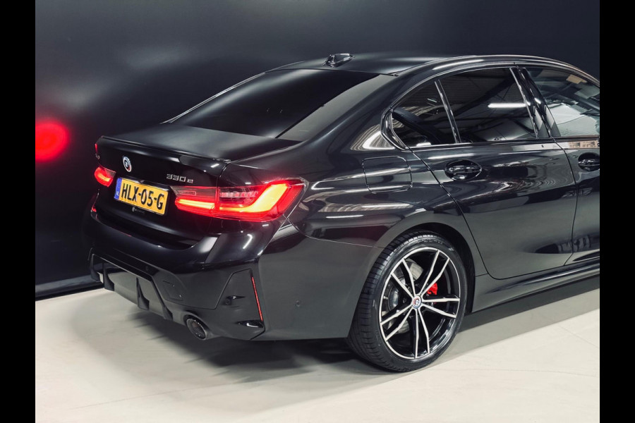 BMW 3-serie 330e X-Drive M-Sportpakket, Facelift!, Shadow Line, Gr Display, Cam, PDC, Ambiënte Light, Multistuur, Dealer Onderhoud