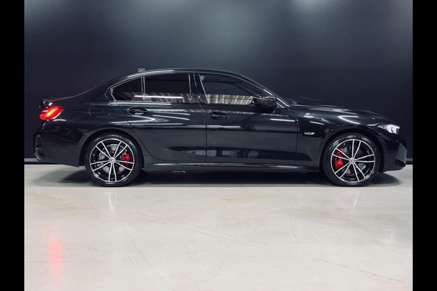 BMW 3-serie 330e X-Drive M-Sportpakket, Facelift!, Shadow Line, Gr Display, Cam, PDC, Ambiënte Light, Multistuur, Dealer Onderhoud