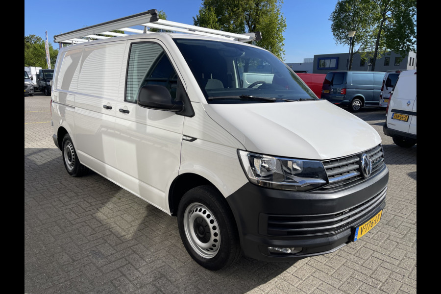 Volkswagen Transporter 2.0 TDI 102pk euro 6 / L1H1 Comfortline / bpm vrij / vaste prijs rijklaar € 12.950 ex btw / lease vanaf € 218 / Bott ingerichte laadruimte / imperial / trekhaak / bijrijdersbank !