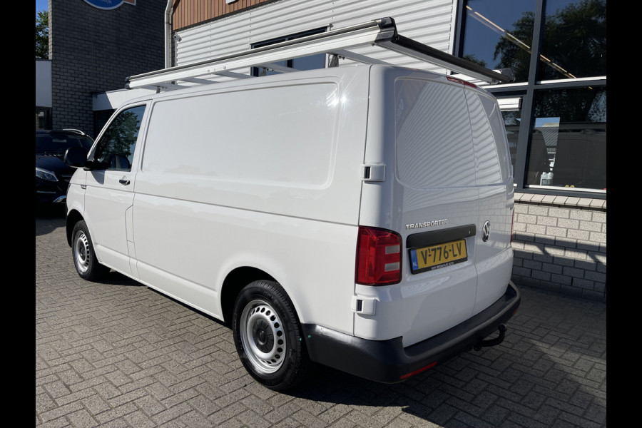 Volkswagen Transporter 2.0 TDI 102pk euro 6 / L1H1 Comfortline / bpm vrij / vaste prijs rijklaar € 12.950 ex btw / lease vanaf € 218 / Bott ingerichte laadruimte / imperial / trekhaak / bijrijdersbank !