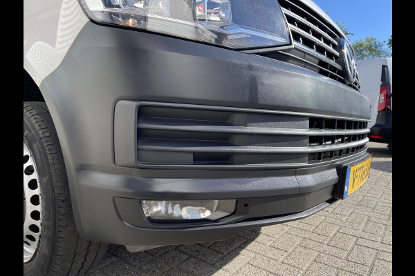 Volkswagen Transporter 2.0 TDI 102pk euro 6 / L1H1 Comfortline / bpm vrij / vaste prijs rijklaar € 12.950 ex btw / lease vanaf € 218 / Bott ingerichte laadruimte / imperial / trekhaak / bijrijdersbank !