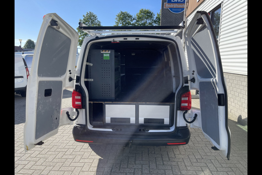 Volkswagen Transporter 2.0 TDI 102pk euro 6 / L1H1 Comfortline / bpm vrij / vaste prijs rijklaar € 12.950 ex btw / lease vanaf € 218 / Bott ingerichte laadruimte / imperial / trekhaak / bijrijdersbank !