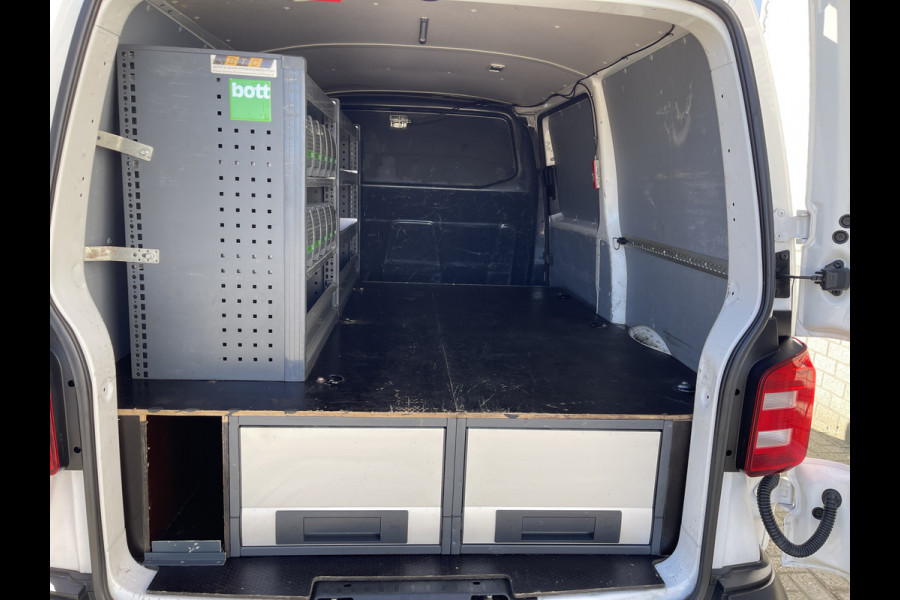 Volkswagen Transporter 2.0 TDI 102pk euro 6 / L1H1 Comfortline / bpm vrij / vaste prijs rijklaar € 12.950 ex btw / lease vanaf € 218 / Bott ingerichte laadruimte / imperial / trekhaak / bijrijdersbank !