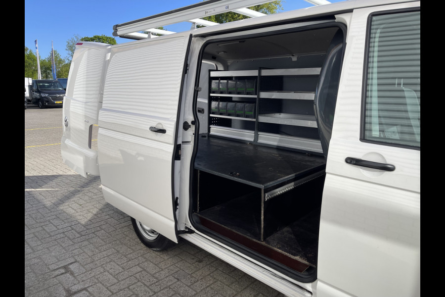 Volkswagen Transporter 2.0 TDI 102pk euro 6 / L1H1 Comfortline / bpm vrij / vaste prijs rijklaar € 12.950 ex btw / lease vanaf € 218 / Bott ingerichte laadruimte / imperial / trekhaak / bijrijdersbank !